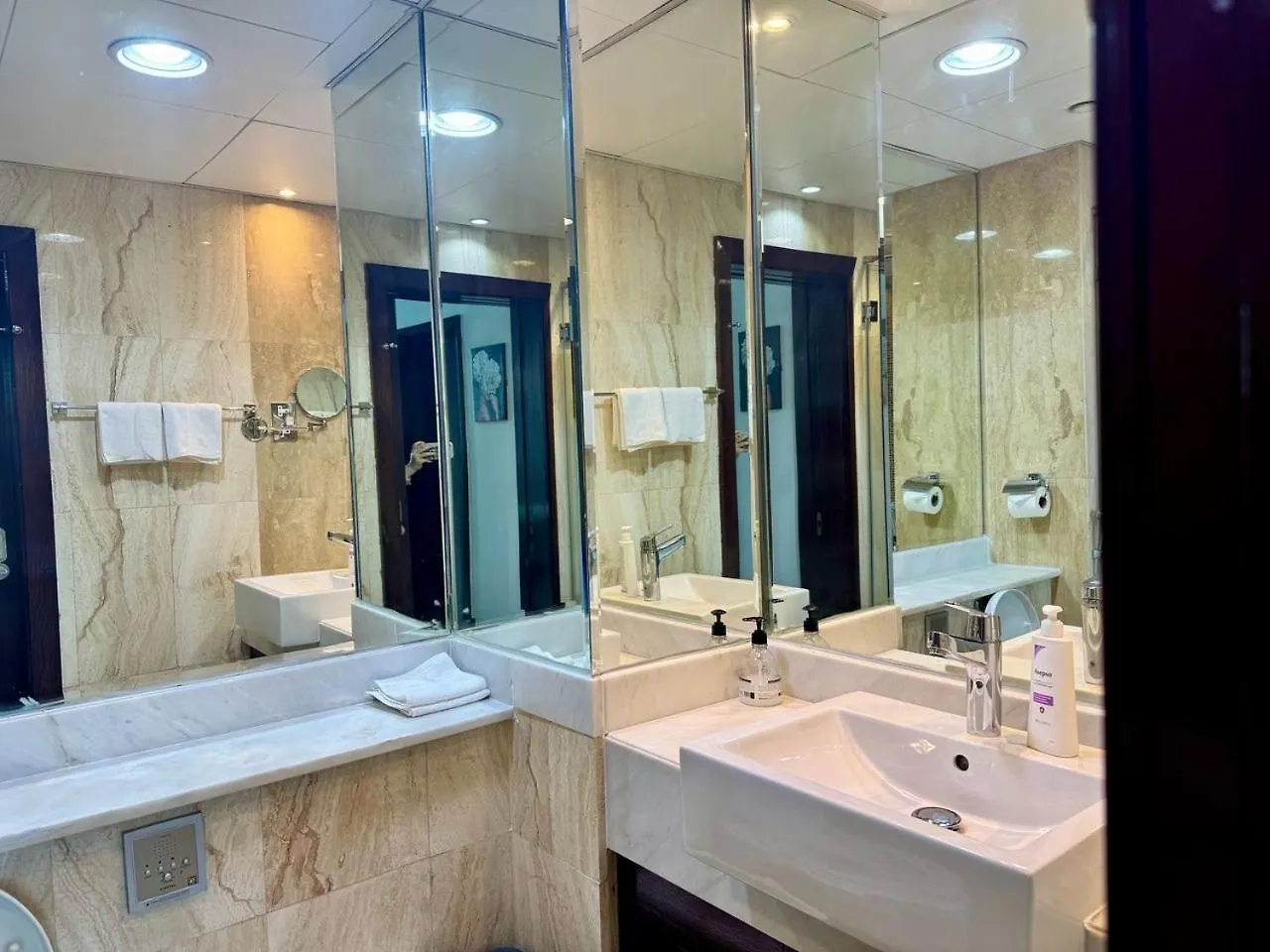 3Br Penthouse - 5 Mins From Dubai Mall 0*,  United Arab Emirates